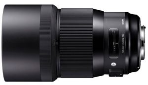 Sigma-135mm-F1.8-DG-HSM-Art-w-hood