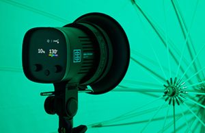 Elinchrom_LED-100-C_banner_umbrella_green-product-banner